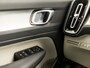 Volvo XC40 1.5 T5 Recharge Inscription 262Pk Automaat (APPLE CARPLAY, GROOT NAVI, LEDER, CAMERA, SPORTSTOELEN, GETINT GLAS, KEYLESS, ELEK ACHTERKLEP, NIEUWSTAAT)