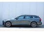 Volvo V60 2.0 T6 Plug-in hybrid AWD Plus Dark Nappa Leder met ventilatie | 20 inch Lichtmetalen velgen | Head-up Display | Harman Kardon audio | Panoramadak | 360 graden camera | Alarm klasse 3 | Bagageruimtemat | Adaptieve Cruise Control | BLIS Dodehoekdetectie