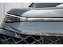 Volkswagen T-Roc R-Line First Edition | 'App-Connect' draadloze smartphone integratie | 30,5 cm display met 2D en 3D weergave | Automatische afstandsregeling (Adaptive Cruise Control)