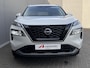 Nissan X-Trail 1.5 e-Power Tekna Automaat / Fabrieksgarantie tot 03-2028 / Navigatie / Lederen Bekleding / Stoel- en Stuurverwarming / Verwarmde Voorruit / Elektrische Kofferbak / Elektrisch Verstelbare Stoelen met Geheugen / 18" LM wielen + All Season banden /