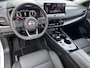 Nissan X-Trail 1.5 e-Power Tekna Automaat / Fabrieksgarantie tot 03-2028 / Navigatie / Lederen Bekleding / Stoel- en Stuurverwarming / Verwarmde Voorruit / Elektrische Kofferbak / Elektrisch Verstelbare Stoelen met Geheugen / 18" LM wielen + All Season banden /