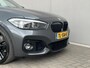 BMW 1-Serie 118i High Executive M Sport Shadow / Cruise Control / M-stuur / Apple Carplay&Android Auto / Led Koplampen / Electronic Climate Control / Voorstoelen Verwarmd / Navigatie / Parkeersensoren Voor&Achter / Hifi Speakers