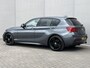 BMW 1-Serie 118i High Executive M Sport Shadow / Cruise Control / M-stuur / Apple Carplay&Android Auto / Led Koplampen / Electronic Climate Control / Voorstoelen Verwarmd / Navigatie / Parkeersensoren Voor&Achter / Hifi Speakers