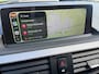 BMW 1-Serie 118i High Executive M Sport Shadow / Cruise Control / M-stuur / Apple Carplay&Android Auto / Led Koplampen / Electronic Climate Control / Voorstoelen Verwarmd / Navigatie / Parkeersensoren Voor&Achter / Hifi Speakers
