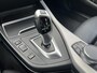 BMW 1-Serie 118i High Executive M Sport Shadow / Cruise Control / M-stuur / Apple Carplay&Android Auto / Led Koplampen / Electronic Climate Control / Voorstoelen Verwarmd / Navigatie / Parkeersensoren Voor&Achter / Hifi Speakers