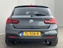 BMW 1-Serie 118i High Executive M Sport Shadow / Cruise Control / M-stuur / Apple Carplay&Android Auto / Led Koplampen / Electronic Climate Control / Voorstoelen Verwarmd / Navigatie / Parkeersensoren Voor&Achter / Hifi Speakers