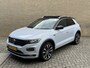 Volkswagen T-Roc 1.5 TSI 150pk R-line | Panoramadak | Virtueel cockpit | Adaptieve cruise | Lane assist | Trekhaak afneembaar | 19 inch velgen | Apple CarPlay | Navigatie | Camera | Elektrische achterklep | Keyless | LED | DAB | Volledig onderhouden