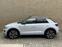 Volkswagen T-Roc 1.5 TSI 150pk R-line | Panoramadak | Virtueel cockpit | Adaptieve cruise | Lane assist | Trekhaak afneembaar | 19 inch velgen | Apple CarPlay | Navigatie | Camera | Elektrische achterklep | Keyless | LED | DAB | Volledig onderhouden