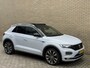 Volkswagen T-Roc 1.5 TSI 150pk R-line | Panoramadak | Virtueel cockpit | Adaptieve cruise | Lane assist | Trekhaak afneembaar | 19 inch velgen | Apple CarPlay | Navigatie | Camera | Elektrische achterklep | Keyless | LED | DAB | Volledig onderhouden