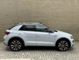 Volkswagen T-Roc 1.5 TSI 150pk R-line | Panoramadak | Virtueel cockpit | Adaptieve cruise | Lane assist | Trekhaak afneembaar | 19 inch velgen | Apple CarPlay | Navigatie | Camera | Elektrische achterklep | Keyless | LED | DAB | Volledig onderhouden