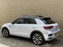 Volkswagen T-Roc 1.5 TSI 150pk R-line | Panoramadak | Virtueel cockpit | Adaptieve cruise | Lane assist | Trekhaak afneembaar | 19 inch velgen | Apple CarPlay | Navigatie | Camera | Elektrische achterklep | Keyless | LED | DAB | Volledig onderhouden