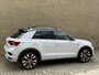 Volkswagen T-Roc 1.5 TSI 150pk R-line | Panoramadak | Virtueel cockpit | Adaptieve cruise | Lane assist | Trekhaak afneembaar | 19 inch velgen | Apple CarPlay | Navigatie | Camera | Elektrische achterklep | Keyless | LED | DAB | Volledig onderhouden