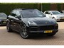Porsche Cayenne 3.0 E-Hybrid / Trekhaak / Panoramadak / 360Camera / Softclose / Bose / 21'' / Luchtvering / Sportdesign+Chrono / Keyless / CarPlay / Stoelverwarming / Dodehoek / DAB / Cruise Control