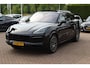 Porsche Cayenne 3.0 E-Hybrid / Trekhaak / Panoramadak / 360Camera / Softclose / Bose / 21'' / Luchtvering / Sportdesign+Chrono / Keyless / CarPlay / Stoelverwarming / Dodehoek / DAB / Cruise Control