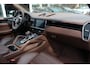 Porsche Cayenne 3.0 E-Hybrid / Trekhaak / Panoramadak / 360Camera / Softclose / Bose / 21'' / Luchtvering / Sportdesign+Chrono / Keyless / CarPlay / Stoelverwarming / Dodehoek / DAB / Cruise Control