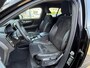 Volvo XC40 1.5 T2 R-Design | Keyless entry/start | Stoel en stuurverwarming | Parkeersensoren V+A | Parkeercamera | Extra getint glas | 19" lm velgen | Apple carplay/android auto |