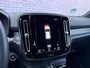 Volvo XC40 1.5 T2 R-Design | Keyless entry/start | Stoel en stuurverwarming | Parkeersensoren V+A | Parkeercamera | Extra getint glas | 19" lm velgen | Apple carplay/android auto |