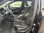 Volvo XC40 1.5 T2 R-Design | Keyless entry/start | Stoel en stuurverwarming | Parkeersensoren V+A | Parkeercamera | Extra getint glas | 19" lm velgen | Apple carplay/android auto |