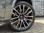 Volvo XC90 T8 Plug-in hybrid AWD Ultra Dark Exec. Ed. | Google | Long Range | Bowers & Wilkins Audio | Memory | Luchtvering | Stoelventilatie | Massage | Panoramadak | Gelamineerde Zijruiten Rondom | Nappa Lederen Bekleding | Zwarte Hemelbekleding | Keyless | Getint Glas | Stoel-/Stuurverwarming | Zitverlenging | Elek. Achterklep | 22" LM