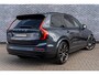 Volvo XC90 T8 Plug-in hybrid AWD Ultra Dark Exec. Ed. | Google | Long Range | Bowers & Wilkins Audio | Memory | Luchtvering | Stoelventilatie | Massage | Panoramadak | Gelamineerde Zijruiten Rondom | Nappa Lederen Bekleding | Zwarte Hemelbekleding | Keyless | Getint Glas | Stoel-/Stuurverwarming | Zitverlenging | Elek. Achterklep | 22" LM
