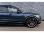 Volvo XC90 T8 Plug-in hybrid AWD Ultra Dark Exec. Ed. | Google | Long Range | Bowers & Wilkins Audio | Memory | Luchtvering | Stoelventilatie | Massage | Panoramadak | Gelamineerde Zijruiten Rondom | Nappa Lederen Bekleding | Zwarte Hemelbekleding | Keyless | Getint Glas | Stoel-/Stuurverwarming | Zitverlenging | Elek. Achterklep | 22" LM