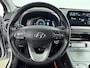 Hyundai Kona Electric EV PREMIUM 64 kWh | 3- FASE | NAVI | CLIMA | ADAPT. CRUISE | CAMERA | HUD | LEDER | STUUR- & STOELVERWARMING | WARMTEPOMP | PRIVACY GLASS | WLTP 481 KM! |