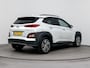Hyundai Kona Electric EV PREMIUM 64 kWh | 3- FASE | NAVI | CLIMA | ADAPT. CRUISE | CAMERA | HUD | LEDER | STUUR- & STOELVERWARMING | WARMTEPOMP | PRIVACY GLASS | WLTP 481 KM! |