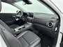 Hyundai Kona Electric EV PREMIUM 64 kWh | 3- FASE | NAVI | CLIMA | ADAPT. CRUISE | CAMERA | HUD | LEDER | STUUR- & STOELVERWARMING | WARMTEPOMP | PRIVACY GLASS | WLTP 481 KM! |