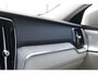Volvo V60 Cross Country B5 250PK Automaat AWD Pro / Adaptive Cruise Control / Bowers & Wilkins / 360 Graden Camera / Elektrisch glazen schuif-kanteldak / Head-up Display / Nappa leer met stoelventilatie / Massagefunctie voorstoelen / Elektrisch verstelbare stoelen met geheugen / Stoelverw. / Stuurverw. / Trekhaak