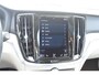Volvo V60 Cross Country B5 250PK Automaat AWD Pro / Adaptive Cruise Control / Bowers & Wilkins / 360 Graden Camera / Elektrisch glazen schuif-kanteldak / Head-up Display / Nappa leer met stoelventilatie / Massagefunctie voorstoelen / Elektrisch verstelbare stoelen met geheugen / Stoelverw. / Stuurverw. / Trekhaak