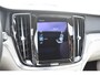 Volvo V60 Cross Country B5 250PK Automaat AWD Pro / Adaptive Cruise Control / Bowers & Wilkins / 360 Graden Camera / Elektrisch glazen schuif-kanteldak / Head-up Display / Nappa leer met stoelventilatie / Massagefunctie voorstoelen / Elektrisch verstelbare stoelen met geheugen / Stoelverw. / Stuurverw. / Trekhaak