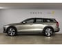 Volvo V60 Cross Country B5 250PK Automaat AWD Pro / Adaptive Cruise Control / Bowers & Wilkins / 360 Graden Camera / Elektrisch glazen schuif-kanteldak / Head-up Display / Nappa leer met stoelventilatie / Massagefunctie voorstoelen / Elektrisch verstelbare stoelen met geheugen / Stoelverw. / Stuurverw. / Trekhaak