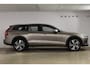 Volvo V60 Cross Country B5 250PK Automaat AWD Pro / Adaptive Cruise Control / Bowers & Wilkins / 360 Graden Camera / Elektrisch glazen schuif-kanteldak / Head-up Display / Nappa leer met stoelventilatie / Massagefunctie voorstoelen / Elektrisch verstelbare stoelen met geheugen / Stoelverw. / Stuurverw. / Trekhaak