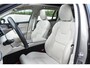Volvo V60 Cross Country B5 250PK Automaat AWD Pro / Adaptive Cruise Control / Bowers & Wilkins / 360 Graden Camera / Elektrisch glazen schuif-kanteldak / Head-up Display / Nappa leer met stoelventilatie / Massagefunctie voorstoelen / Elektrisch verstelbare stoelen met geheugen / Stoelverw. / Stuurverw. / Trekhaak