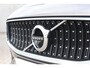 Volvo V60 Cross Country B5 250PK Automaat AWD Pro / Adaptive Cruise Control / Bowers & Wilkins / 360 Graden Camera / Elektrisch glazen schuif-kanteldak / Head-up Display / Nappa leer met stoelventilatie / Massagefunctie voorstoelen / Elektrisch verstelbare stoelen met geheugen / Stoelverw. / Stuurverw. / Trekhaak