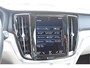 Volvo V60 Cross Country B5 250PK Automaat AWD Pro / Adaptive Cruise Control / Bowers & Wilkins / 360 Graden Camera / Elektrisch glazen schuif-kanteldak / Head-up Display / Nappa leer met stoelventilatie / Massagefunctie voorstoelen / Elektrisch verstelbare stoelen met geheugen / Stoelverw. / Stuurverw. / Trekhaak
