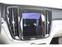 Volvo V60 Cross Country B5 250PK Automaat AWD Pro / Adaptive Cruise Control / Bowers & Wilkins / 360 Graden Camera / Elektrisch glazen schuif-kanteldak / Head-up Display / Nappa leer met stoelventilatie / Massagefunctie voorstoelen / Elektrisch verstelbare stoelen met geheugen / Stoelverw. / Stuurverw. / Trekhaak