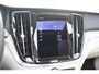 Volvo V60 Cross Country B5 250PK Automaat AWD Pro / Adaptive Cruise Control / Bowers & Wilkins / 360 Graden Camera / Elektrisch glazen schuif-kanteldak / Head-up Display / Nappa leer met stoelventilatie / Massagefunctie voorstoelen / Elektrisch verstelbare stoelen met geheugen / Stoelverw. / Stuurverw. / Trekhaak