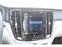 Volvo V60 Cross Country B5 250PK Automaat AWD Pro / Adaptive Cruise Control / Bowers & Wilkins / 360 Graden Camera / Elektrisch glazen schuif-kanteldak / Head-up Display / Nappa leer met stoelventilatie / Massagefunctie voorstoelen / Elektrisch verstelbare stoelen met geheugen / Stoelverw. / Stuurverw. / Trekhaak