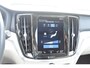 Volvo V60 Cross Country B5 250PK Automaat AWD Pro / Adaptive Cruise Control / Bowers & Wilkins / 360 Graden Camera / Elektrisch glazen schuif-kanteldak / Head-up Display / Nappa leer met stoelventilatie / Massagefunctie voorstoelen / Elektrisch verstelbare stoelen met geheugen / Stoelverw. / Stuurverw. / Trekhaak