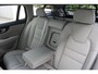 Volvo V60 Cross Country B5 250PK Automaat AWD Pro / Adaptive Cruise Control / Bowers & Wilkins / 360 Graden Camera / Elektrisch glazen schuif-kanteldak / Head-up Display / Nappa leer met stoelventilatie / Massagefunctie voorstoelen / Elektrisch verstelbare stoelen met geheugen / Stoelverw. / Stuurverw. / Trekhaak