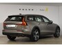 Volvo V60 Cross Country B5 250PK Automaat AWD Pro / Adaptive Cruise Control / Bowers & Wilkins / 360 Graden Camera / Elektrisch glazen schuif-kanteldak / Head-up Display / Nappa leer met stoelventilatie / Massagefunctie voorstoelen / Elektrisch verstelbare stoelen met geheugen / Stoelverw. / Stuurverw. / Trekhaak