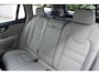 Volvo V60 Cross Country B5 250PK Automaat AWD Pro / Adaptive Cruise Control / Bowers & Wilkins / 360 Graden Camera / Elektrisch glazen schuif-kanteldak / Head-up Display / Nappa leer met stoelventilatie / Massagefunctie voorstoelen / Elektrisch verstelbare stoelen met geheugen / Stoelverw. / Stuurverw. / Trekhaak