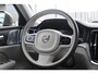 Volvo V60 Cross Country B5 250PK Automaat AWD Pro / Adaptive Cruise Control / Bowers & Wilkins / 360 Graden Camera / Elektrisch glazen schuif-kanteldak / Head-up Display / Nappa leer met stoelventilatie / Massagefunctie voorstoelen / Elektrisch verstelbare stoelen met geheugen / Stoelverw. / Stuurverw. / Trekhaak