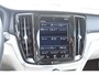 Volvo V60 Cross Country B5 250PK Automaat AWD Pro / Adaptive Cruise Control / Bowers & Wilkins / 360 Graden Camera / Elektrisch glazen schuif-kanteldak / Head-up Display / Nappa leer met stoelventilatie / Massagefunctie voorstoelen / Elektrisch verstelbare stoelen met geheugen / Stoelverw. / Stuurverw. / Trekhaak