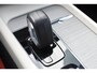Volvo V60 Cross Country B5 250PK Automaat AWD Pro / Adaptive Cruise Control / Bowers & Wilkins / 360 Graden Camera / Elektrisch glazen schuif-kanteldak / Head-up Display / Nappa leer met stoelventilatie / Massagefunctie voorstoelen / Elektrisch verstelbare stoelen met geheugen / Stoelverw. / Stuurverw. / Trekhaak