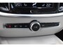 Volvo V60 Cross Country B5 250PK Automaat AWD Pro / Adaptive Cruise Control / Bowers & Wilkins / 360 Graden Camera / Elektrisch glazen schuif-kanteldak / Head-up Display / Nappa leer met stoelventilatie / Massagefunctie voorstoelen / Elektrisch verstelbare stoelen met geheugen / Stoelverw. / Stuurverw. / Trekhaak