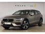 Volvo V60 Cross Country B5 250PK Automaat AWD Pro / Adaptive Cruise Control / Bowers & Wilkins / 360 Graden Camera / Elektrisch glazen schuif-kanteldak / Head-up Display / Nappa leer met stoelventilatie / Massagefunctie voorstoelen / Elektrisch verstelbare stoelen met geheugen / Stoelverw. / Stuurverw. / Trekhaak