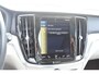 Volvo V60 Cross Country B5 250PK Automaat AWD Pro / Adaptive Cruise Control / Bowers & Wilkins / 360 Graden Camera / Elektrisch glazen schuif-kanteldak / Head-up Display / Nappa leer met stoelventilatie / Massagefunctie voorstoelen / Elektrisch verstelbare stoelen met geheugen / Stoelverw. / Stuurverw. / Trekhaak