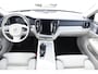 Volvo V60 Cross Country B5 250PK Automaat AWD Pro / Adaptive Cruise Control / Bowers & Wilkins / 360 Graden Camera / Elektrisch glazen schuif-kanteldak / Head-up Display / Nappa leer met stoelventilatie / Massagefunctie voorstoelen / Elektrisch verstelbare stoelen met geheugen / Stoelverw. / Stuurverw. / Trekhaak